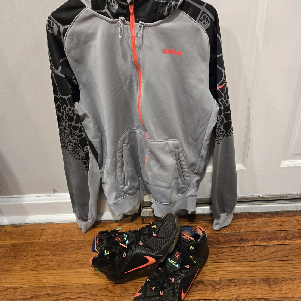 Men's Nike Lebron Sneaker and Hoodie Set - Picture 12 of 14